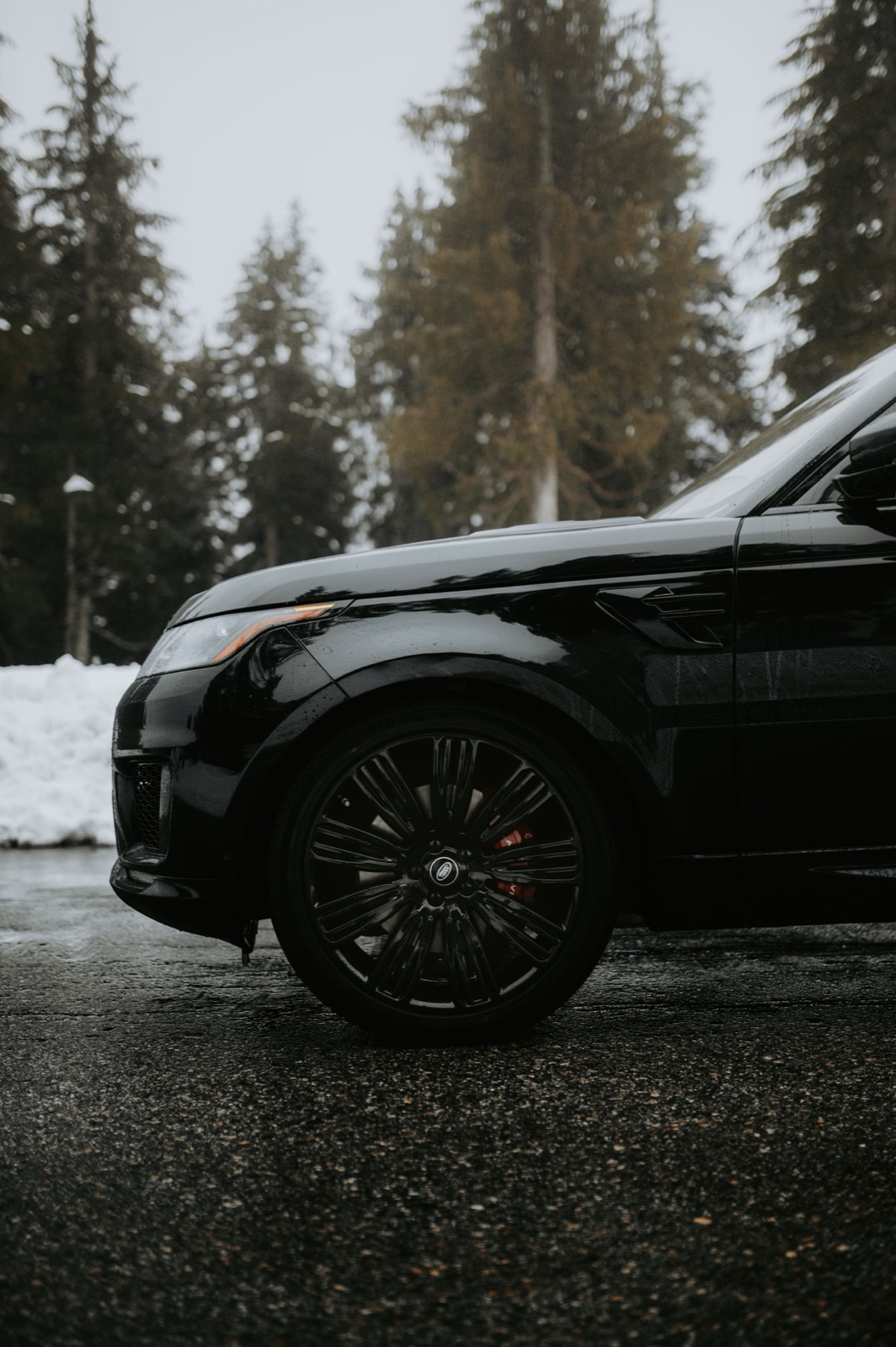 Black Range Rover, winter road